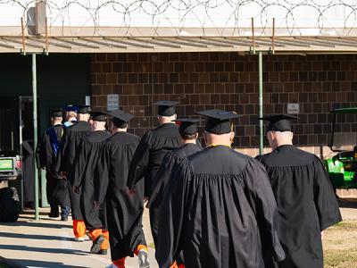 CIU监狱计划的毕业生“走在院子里”参加毕业典礼. (诺亚·阿拉德摄)